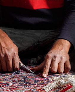 رفو گری قالی در قالیشویی اقدسیه 